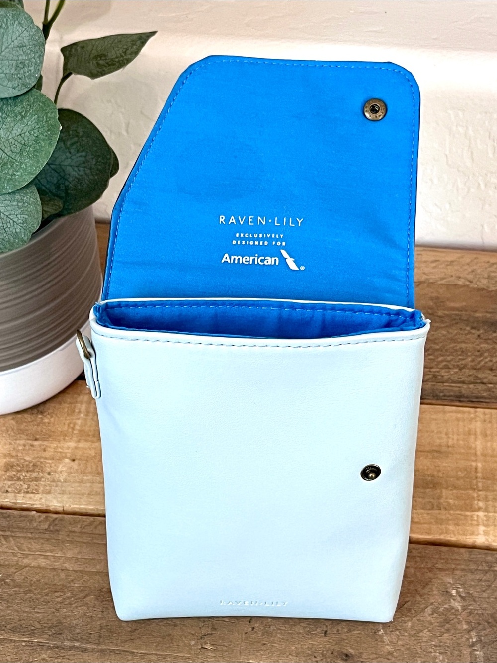 Raven + Lily x American Airlines Flagship Crossbody Bag Blue - Picture 6 of 7